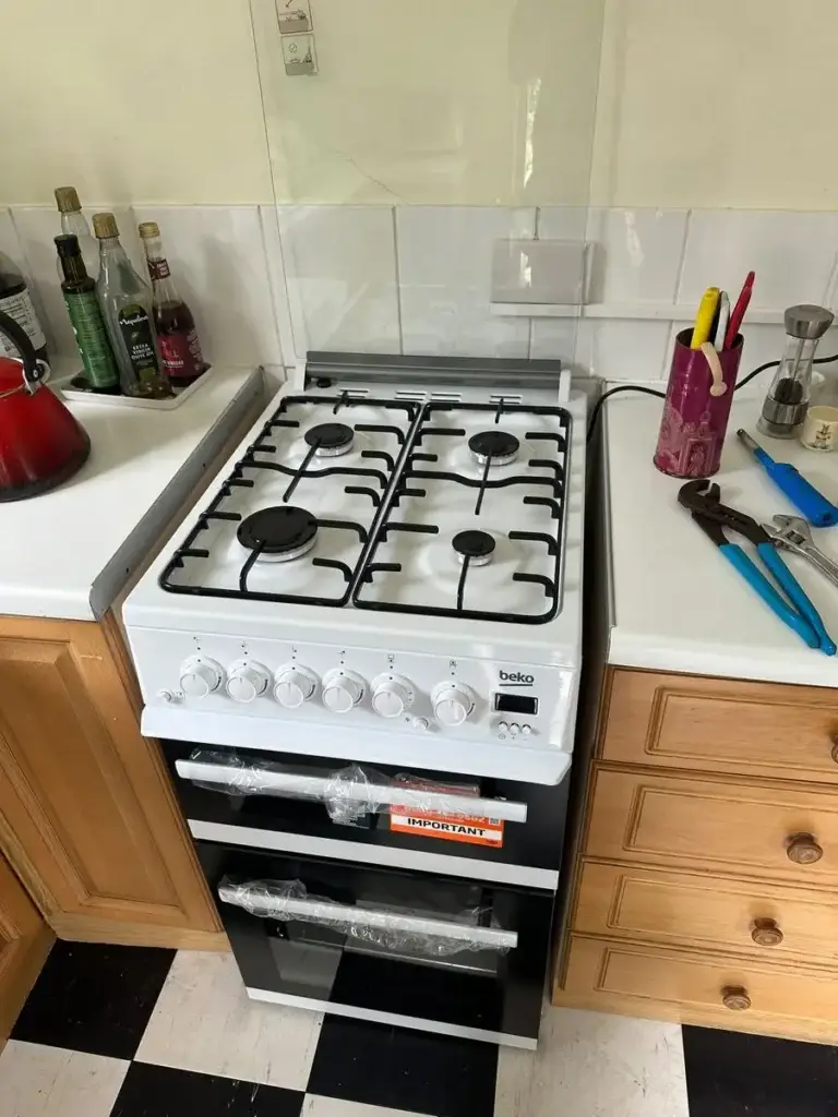 Freestanding gas cooker installed in a kitchen